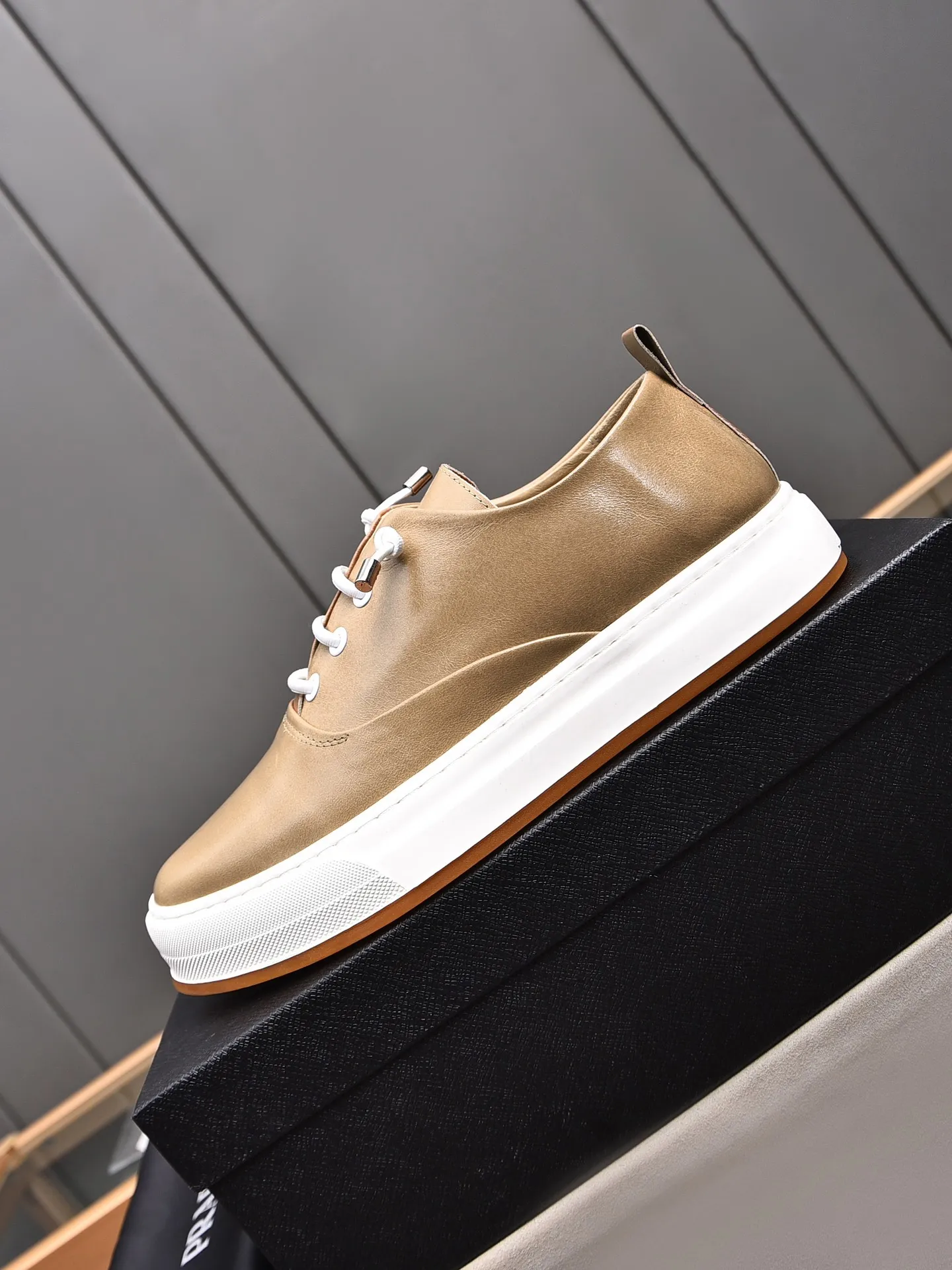 Men's Men's Shoes 💰440 [Top-grade butter leather] 🆕🔥New update🔥👟PRADA (Prada) new products are released, imported soft butter leather, fashionable to allow air to penetrate the entire shoe, Niu B's shoes [strong] bring an extremely comfortable and breathable feeling! Beautiful inside and out! Exquisite workmanship, 😌Code number: 38~44 (45 customized) Three colors to choose from.